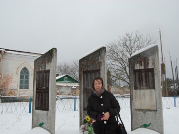Внучка Муртазы Соловатова на Мемориале у д. Усть-Долыссы Невельского р-она Псковская обл-ти. Светлана Леонидовна Бажина.