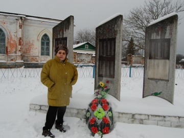 Дочь Муртазы Соловатова на Мемориале у д. Усть-Долыссы Невельского р-она Псковская обл-ти. Назира Муртазовна Бажина (Салаватова).