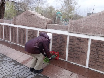 Нина Ивановна, младшая дочь Ермакова Ивана Зотеевича, на воинском захоронении, г. Красноярск, 01.05.2015 г.