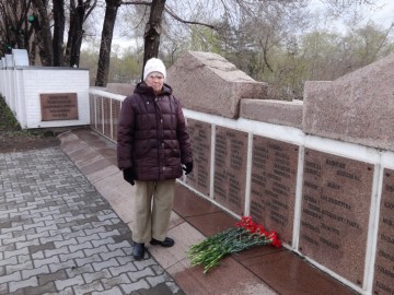 Нина Ивановна, младшая дочь Ермакова Ивана Зотеевича, на воинском захоронении, г. Красноярск, 01.05.2015 г.