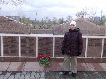 Нина Ивановна, младшая дочь Ермакова Ивана Зотеевича, на воинском захоронении, г. Красноярск, 01.05.2015 г.