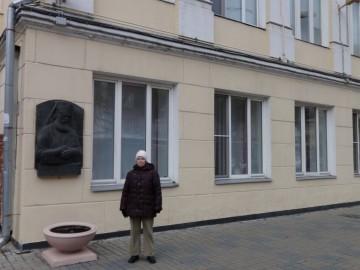 Нина Ивановна,, младшая дочь Ермакова Ивана Зотеевича, у здания бывшего военного госпиталя №1515, г. Красноярск, 01.05.2015 г.