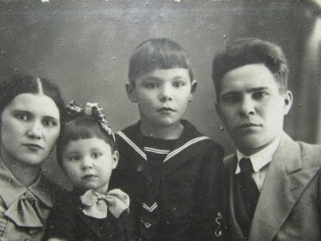 С семьей, ориентировочно 1938-39 гг.