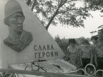 Семья у братской могилы 1975 г.
