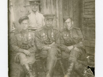 На память родителям от сына. Сентябрь 1944 г. Рябченко А.И. (в центре)