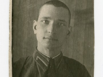 На память родетелям от сына Александра во время службы во 2-м ТАУ. Будущий командир. До скорой встречи. 27.04.1942 г.