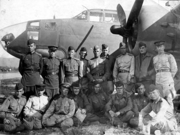 Авиаторы 3го ПАП. Сеймчан, август 1944. Второй слева стоит Нижников Н.С. , третий справа - Болдырев Михаил Васильевич