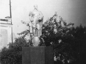 Мемориал на братском захоронении, где похоронен М. Соловатов. Псковская обл-ть, Невельский р-он, д. Усть-Долыссы.