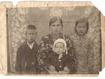 Семья Ермакова Ивана Зотеевича: жена Ермакова (Зверева) Анна Мироновна с детьми